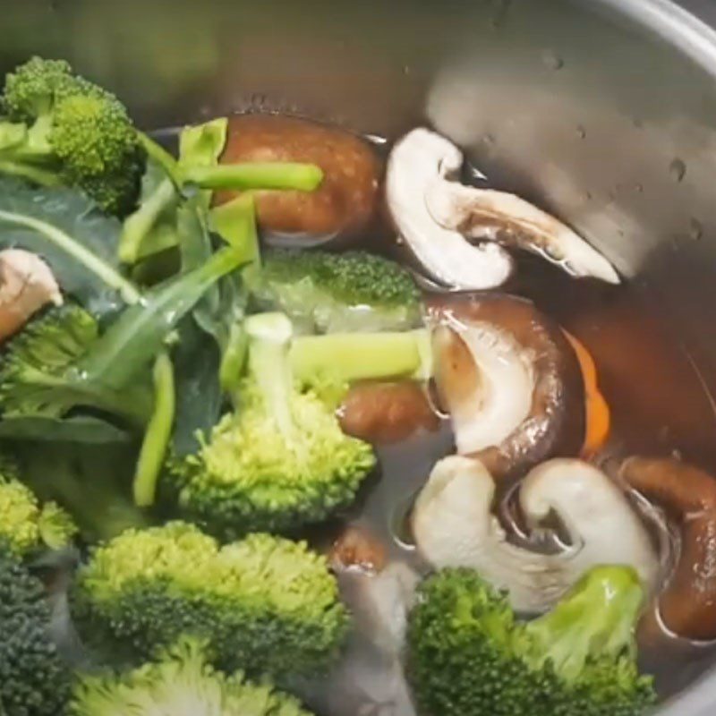 Step 2 Blanch the ingredients Stir-fried scallops with broccoli