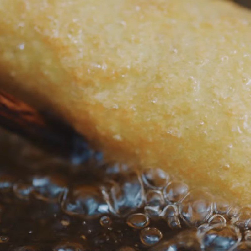 Step 5 Frying spring rolls Snakehead fish spring rolls