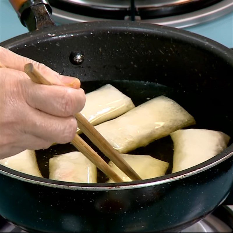 Step 4 Frying the spring rolls Mushroom spring rolls