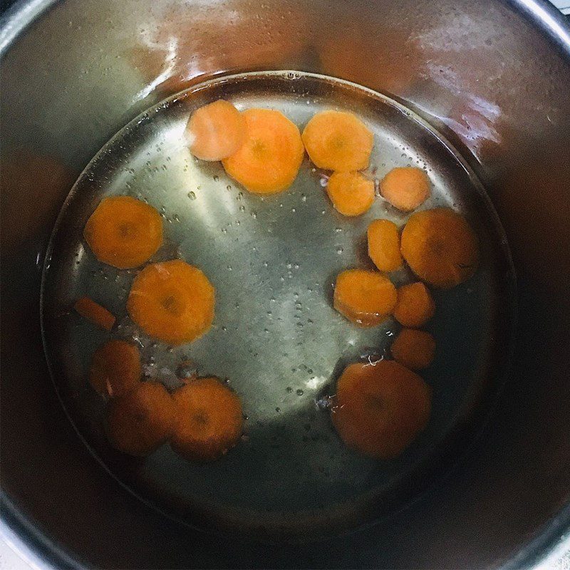 Step 3 Blanching the ingredients Shrimp fried noodles (recipe shared by user)