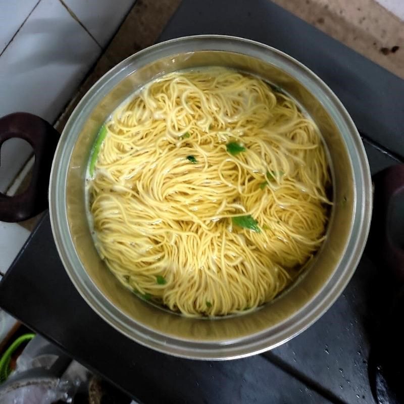 Step 3 Blanch the ingredients Fried egg noodles with beef