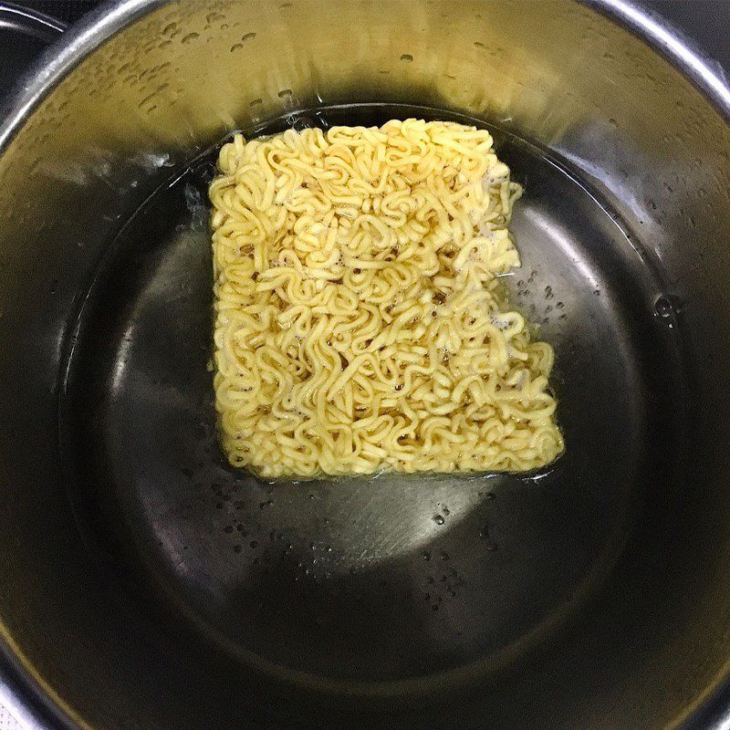 Step 3 Blanching the ingredients Shrimp fried noodles (recipe shared by user)