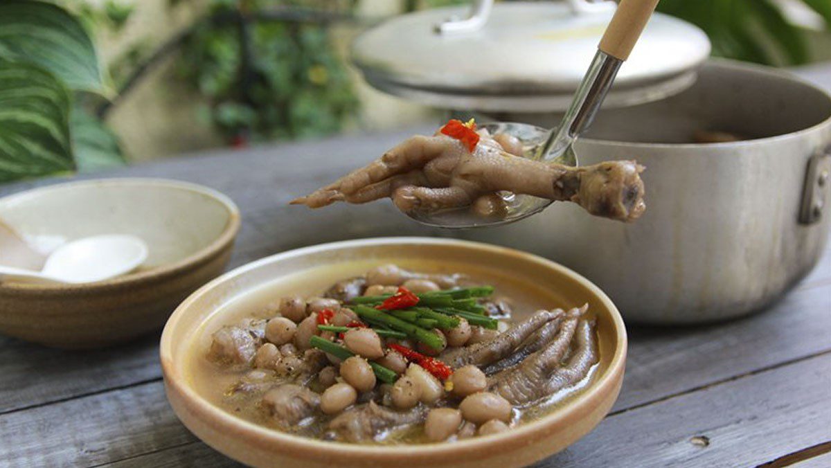 Stewed chicken feet with peanuts