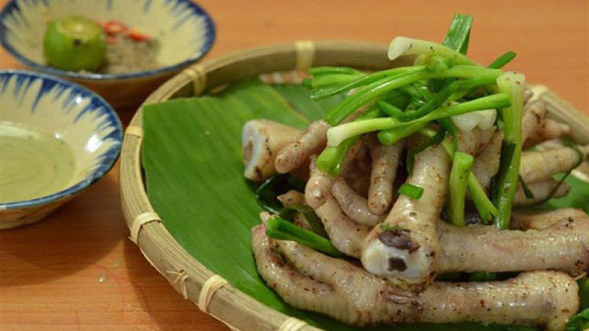 Steamed chicken feet with onion