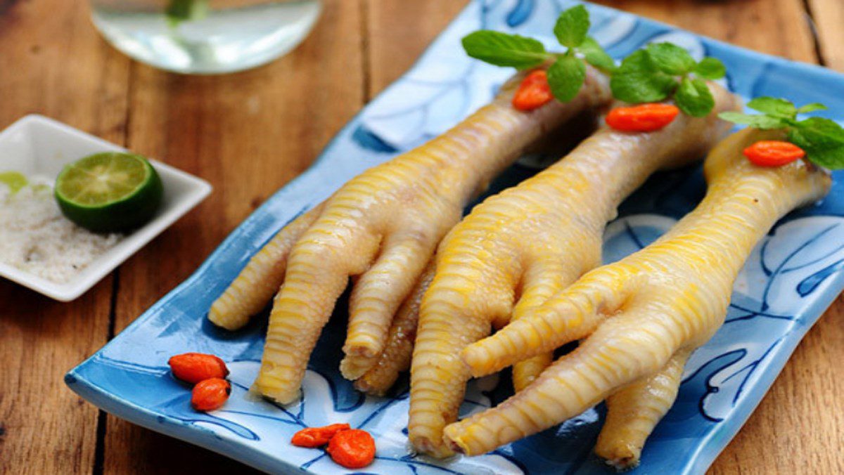 Boiled chicken feet with fragrant herbal medicine