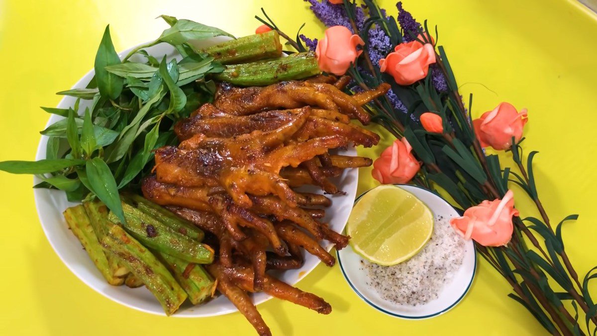 Grilled chicken feet with chili salt and oyster sauce