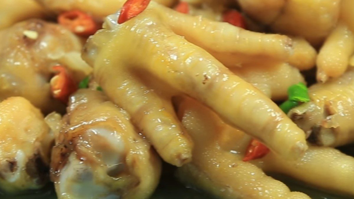 Stir-fried chicken feet with vinegar and chili