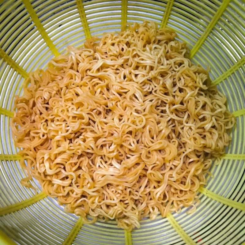 Step 4 Blanch the noodles Mixed Noodles with Salt and Chili