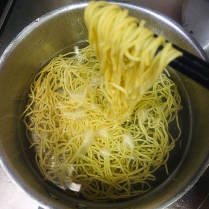 Step 3 Blanch the noodles Seafood stir-fried noodles