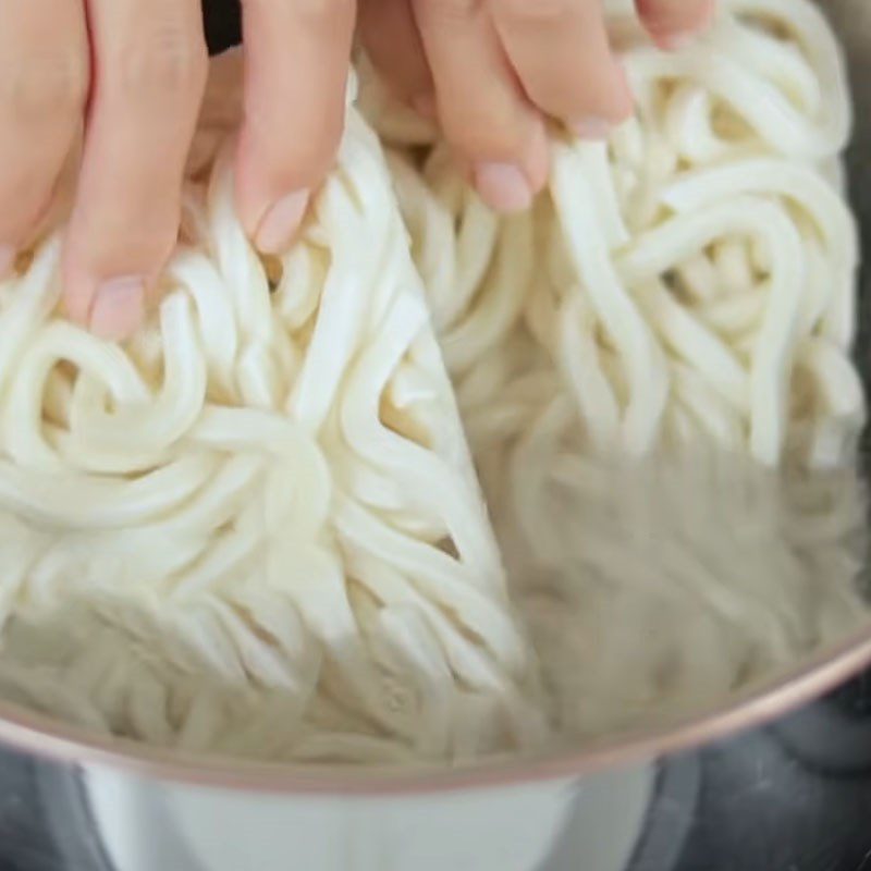 Step 3 Blanch the noodles for Kitsune Udon