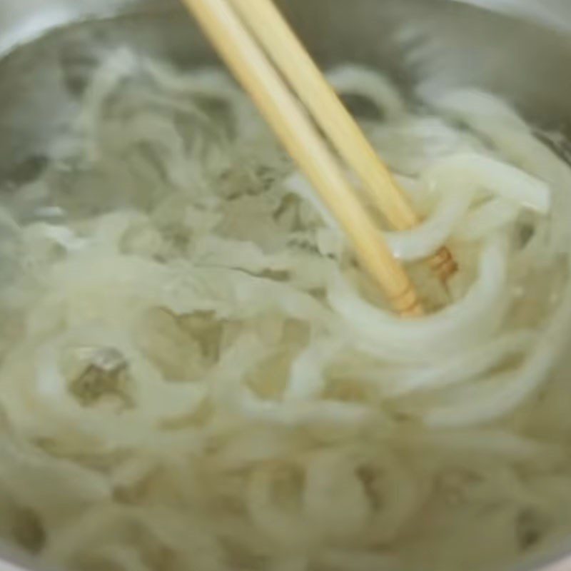 Step 3 Blanching noodles Kitsune Udon