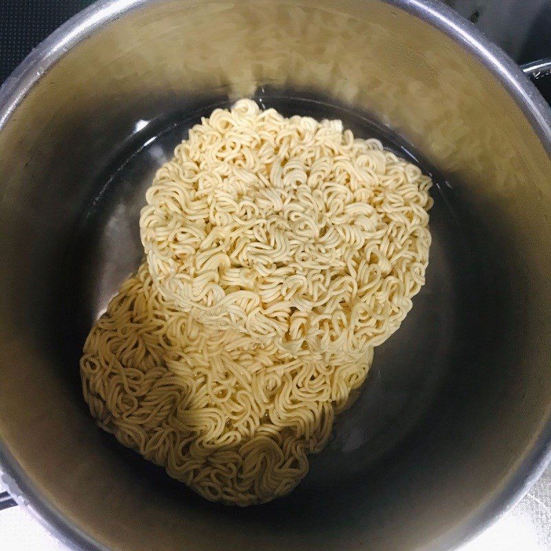 Step 2 Blanch the instant noodles Stir-fried water spinach with instant noodles