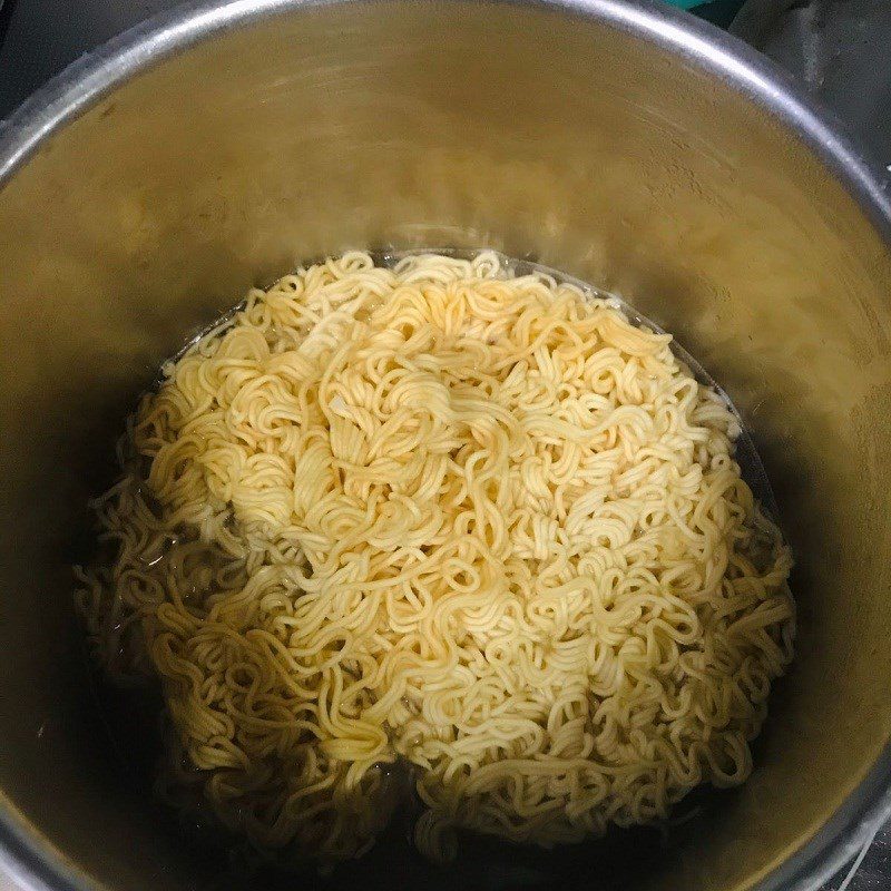 Step 2 Blanch the instant noodles Stir-fried water spinach with instant noodles