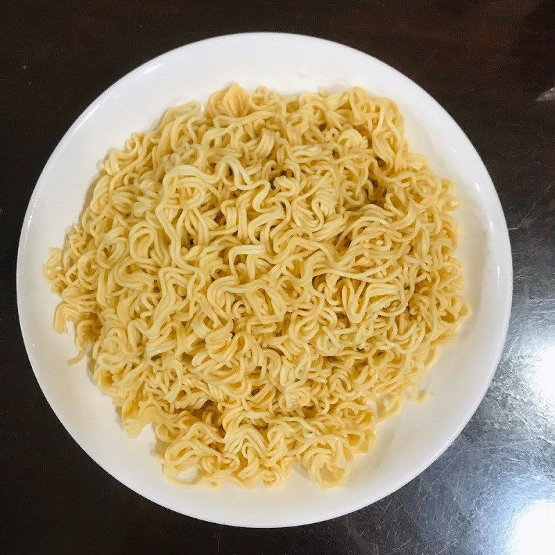 Step 2 Blanch the instant noodles Stir-fried water spinach with instant noodles