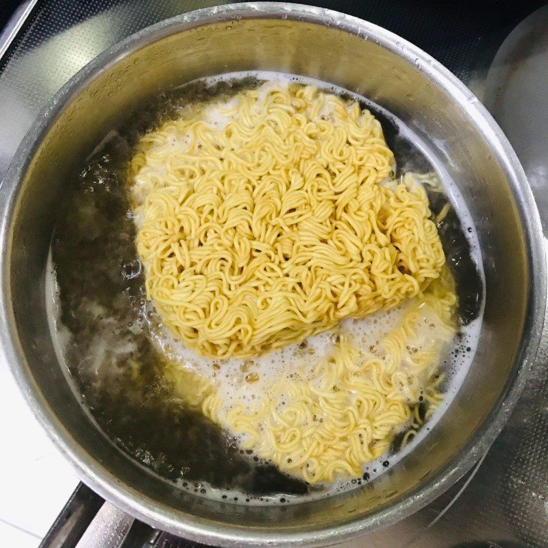 Step 4 Blanch the noodles Mixed Noodles with Salt and Chili