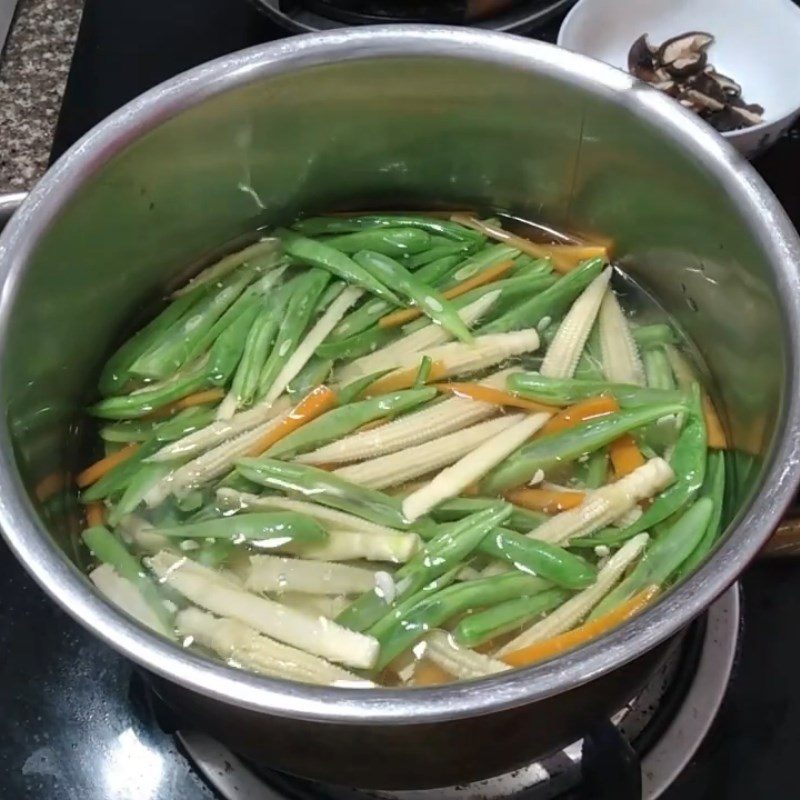 Step 3 Blanching vegetables Stir-fried shrimp with mixed vegetables