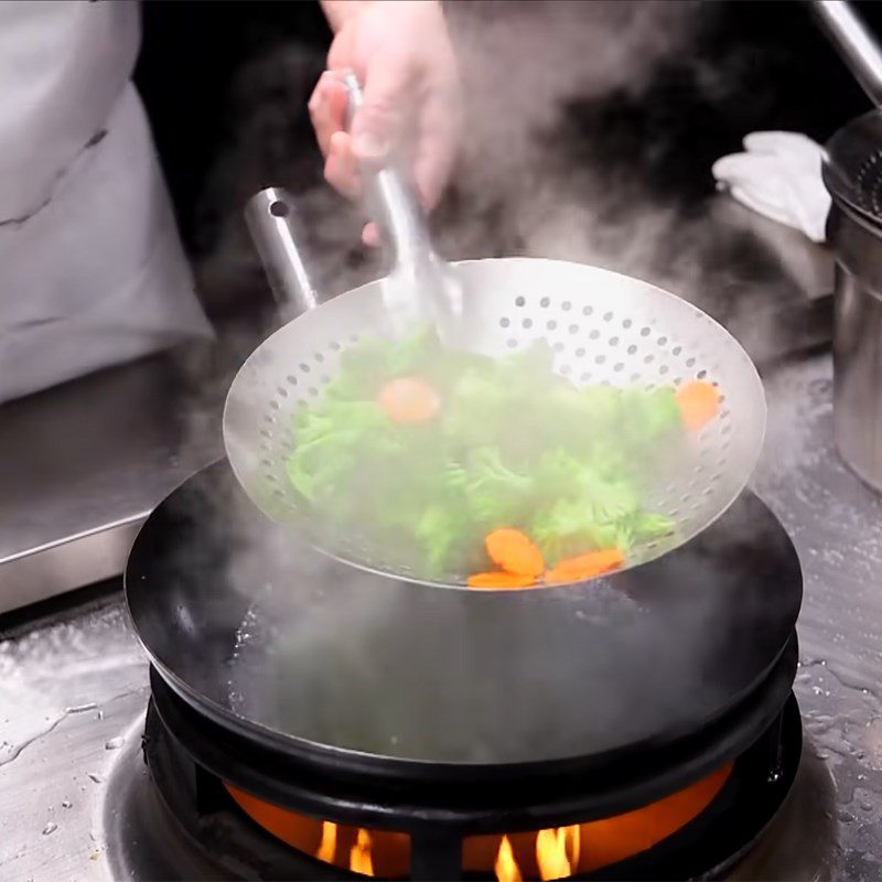 Step 4 Blanching vegetables Chinese-style stir-fried beef