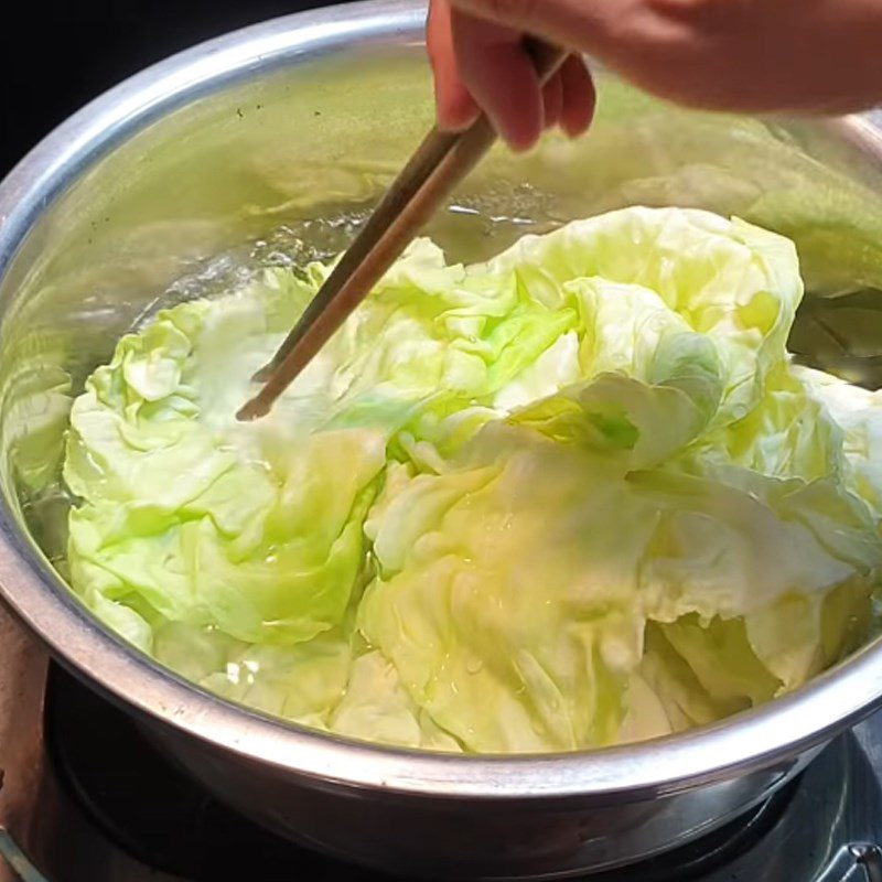 Step 4 Blanch the cabbage Cabbage rolls with braised tofu and pepper