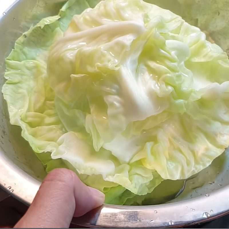 Step 4 Blanch the cabbage Cabbage rolls with braised tofu and pepper