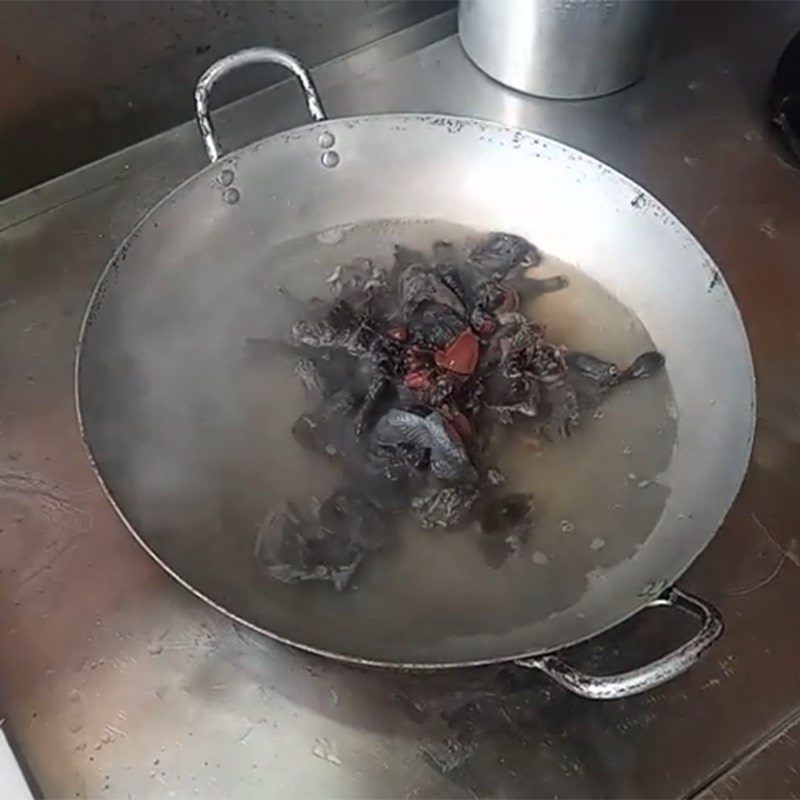 Step 2 Blanch the ingredients Black chicken soup with salted lemon