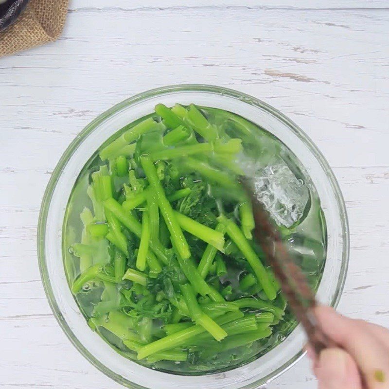 Step 2 Blanch the squash Stir-fried squash with garlic