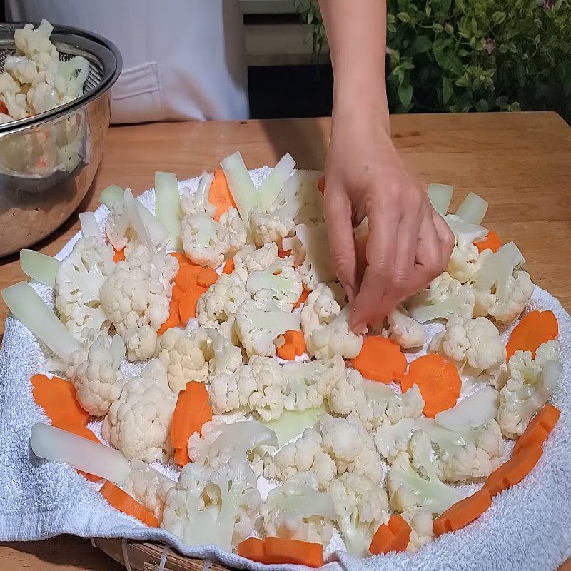 Step 2 Blanch and dry broccoli and carrots Sweet and sour pickled broccoli