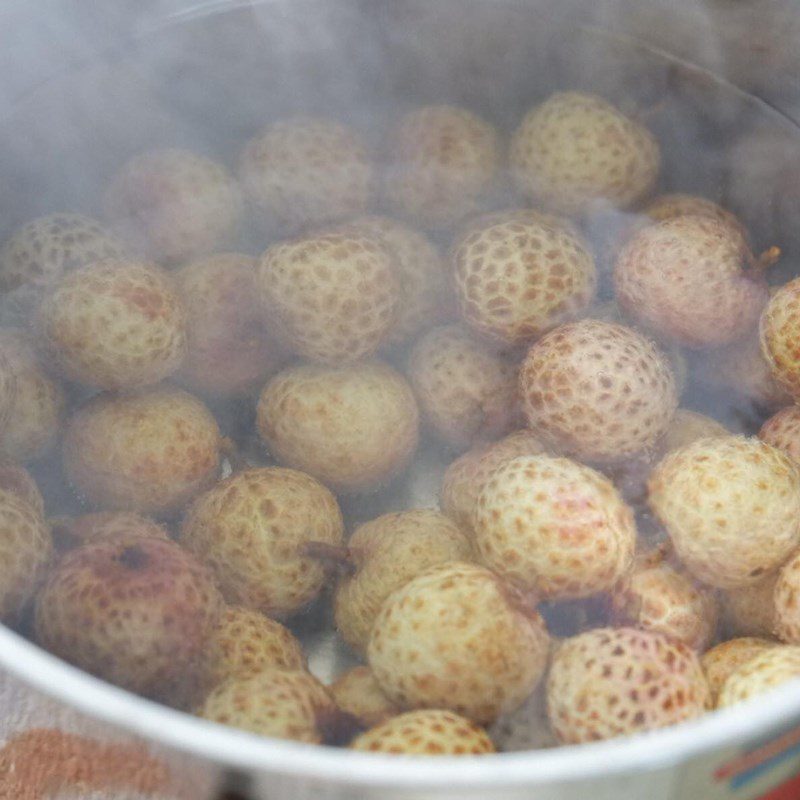 Step 1 Blanch the lychee Blanching lychee in sugar (recipe shared by users)