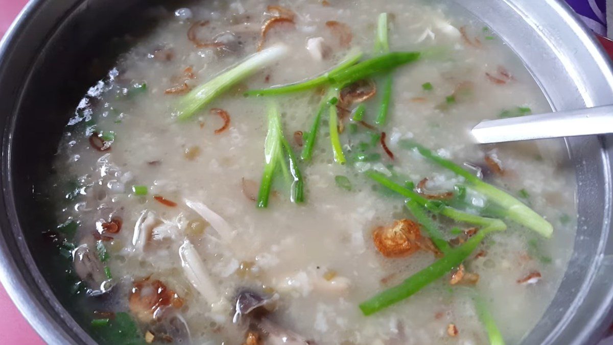 Chicken mushroom porridge with mung beans