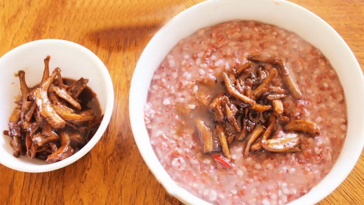 Brown rice porridge with braised fish