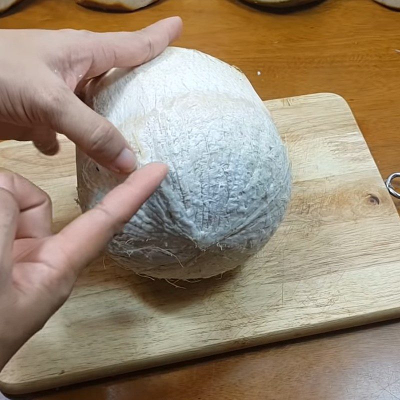 Step 1 Chop coconut to extract water for coconut jelly