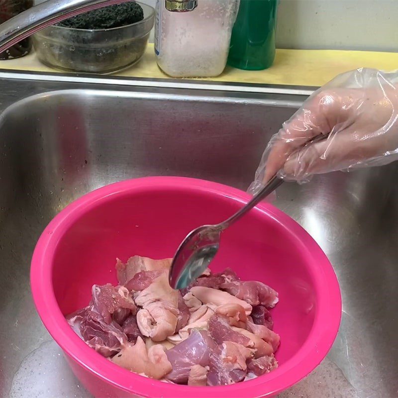 Step 3 Marinating the pork leg Stir-fried pork leg