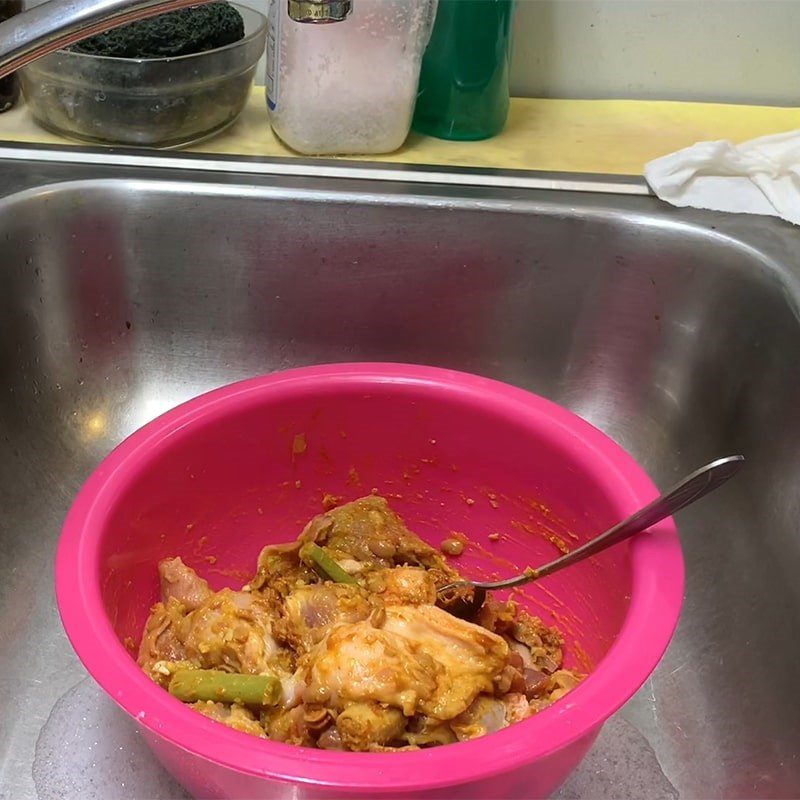 Step 3 Marinating the pork leg Stir-fried pork leg