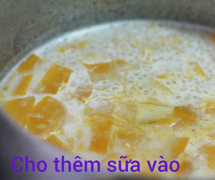 Step 2 Cook the che Pumpkin Che with fresh milk and tapioca pearls