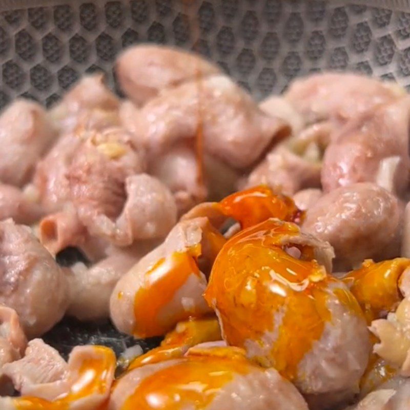 Step 2 Cooking stir-fried basa fish stomach