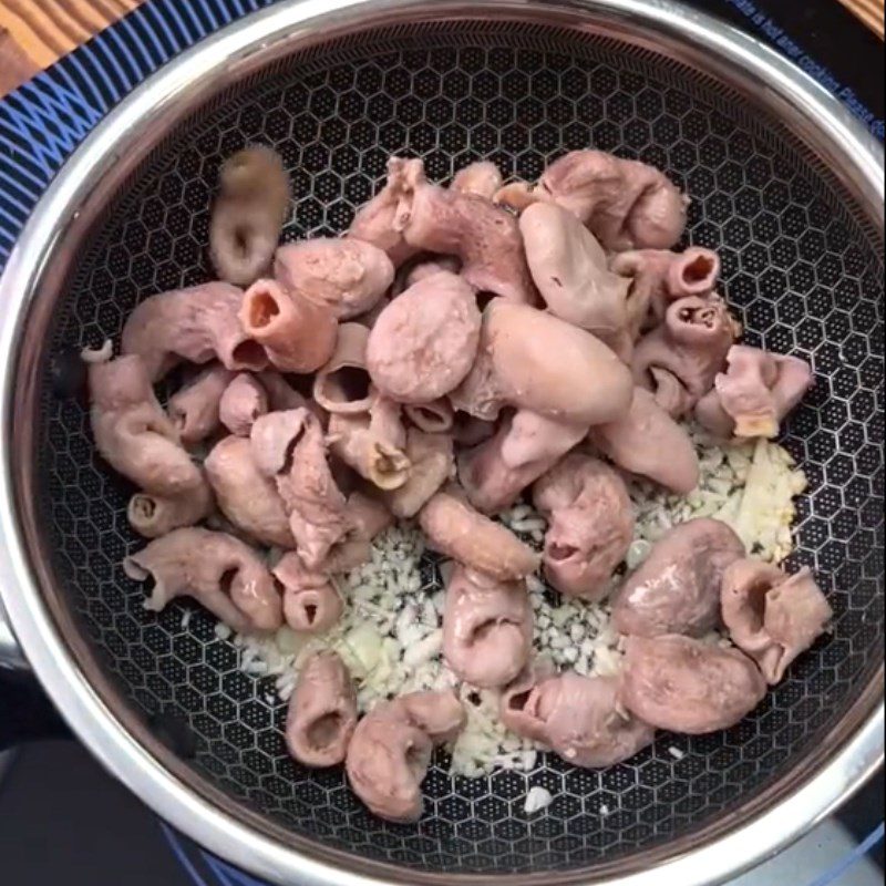 Step 2 Cooking stir-fried basa fish stomach