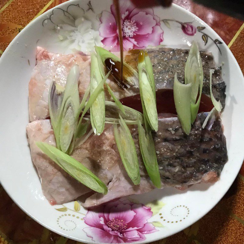 Step 3 Cooking steamed carp with soy sauce (recipe shared by a user)