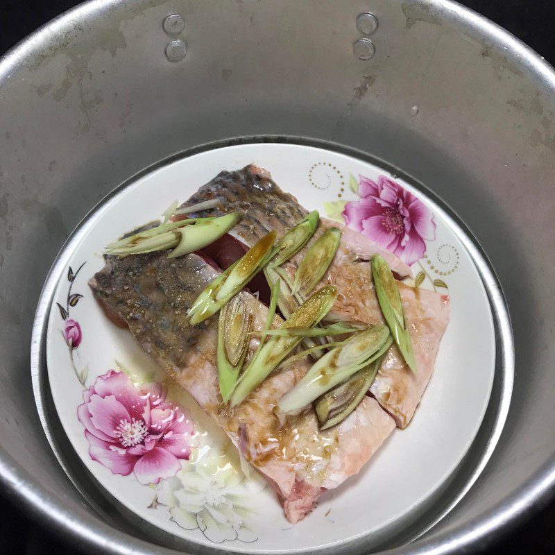 Step 3 Cooking steamed carp with soy sauce (recipe shared by a user)