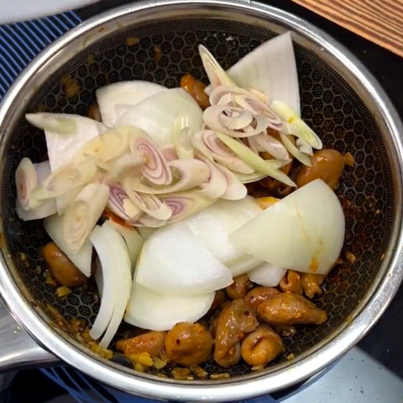 Step 2 Cooking stir-fried basa fish stomach