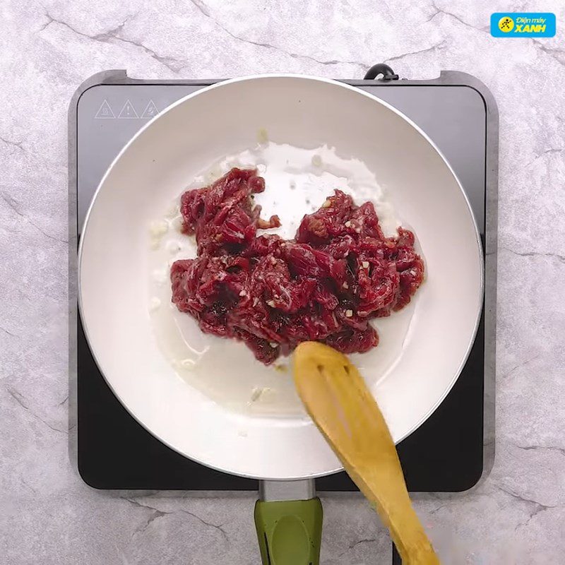 Step 1 Preparing the beef for Beef Salad with Water Lily Stem