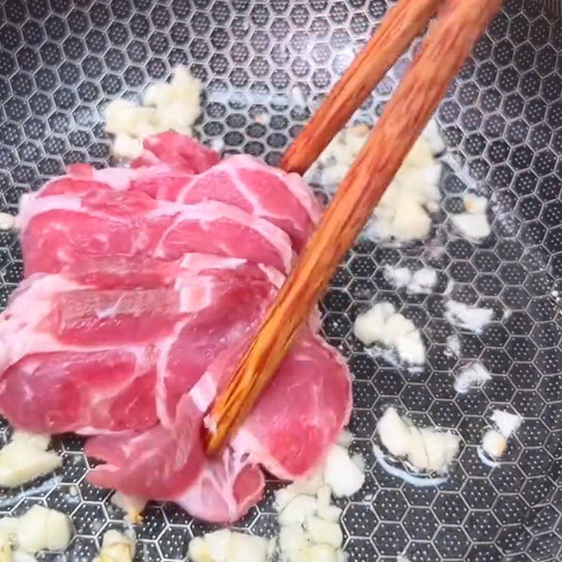 Step 2 Cooking Beef for Mixed Pho (Recipe shared from TikTok Cooking with TasteVN)