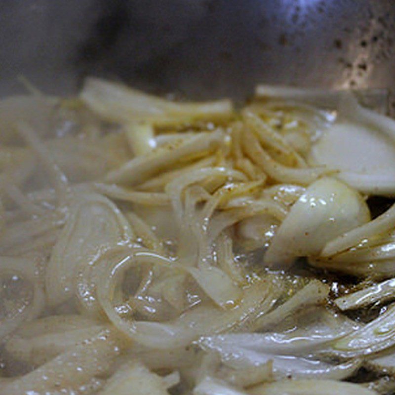 Step 3 Cooking Stir-fried Noodles with Five-Spice Pork