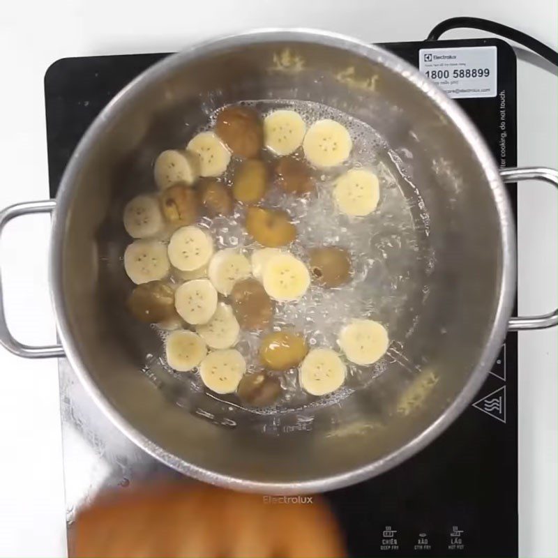 Step 1 Sauté bananas and chestnuts for Chestnut Banana Sweet Soup