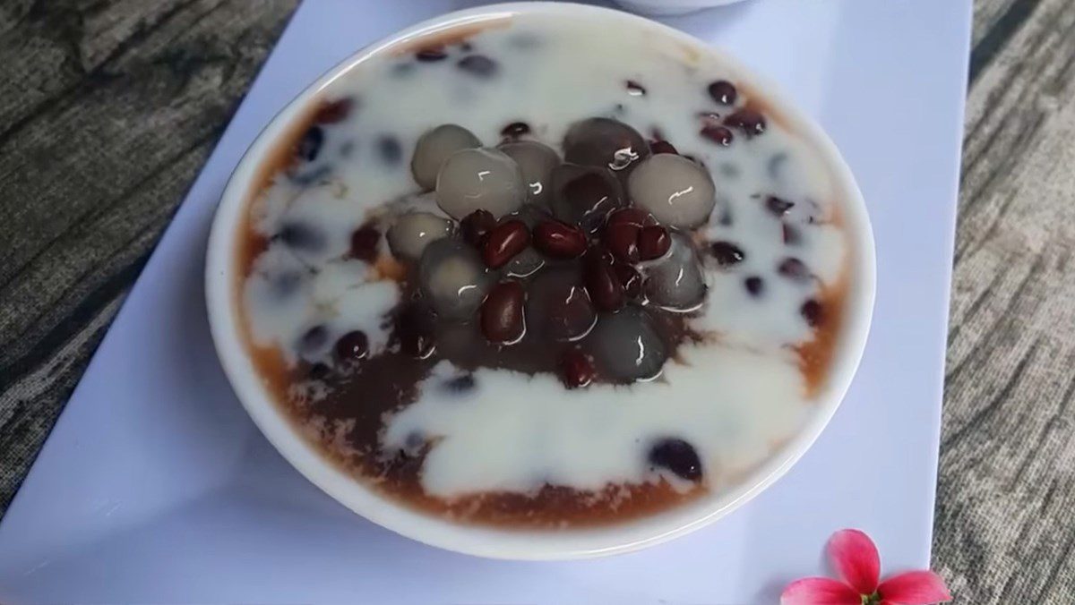 Black bean dessert with tapioca pearls