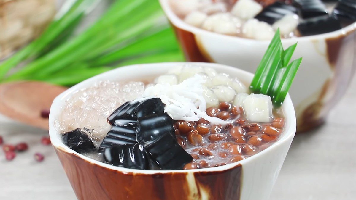 Red bean dessert with grass jelly