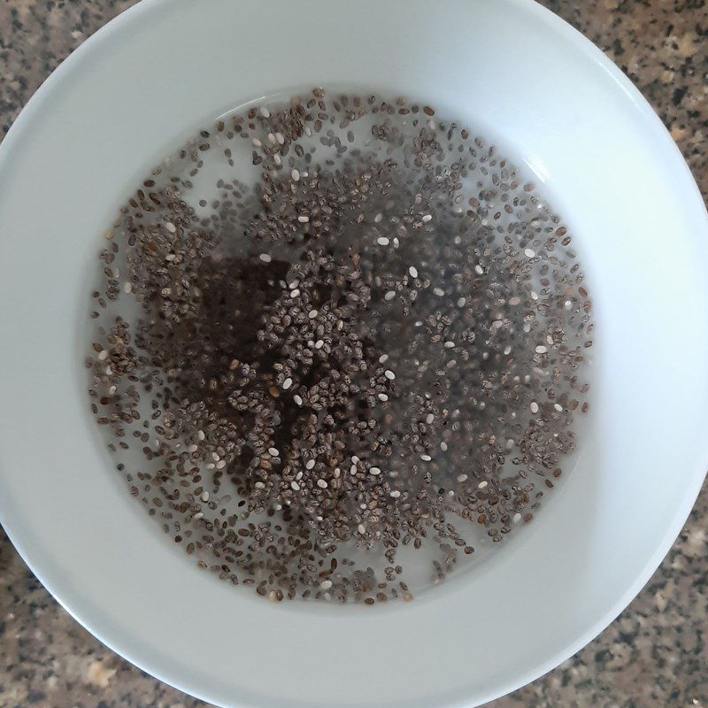 Step 6 Soak chia seeds for the jelly with pomegranate seeds (recipe shared by a user)