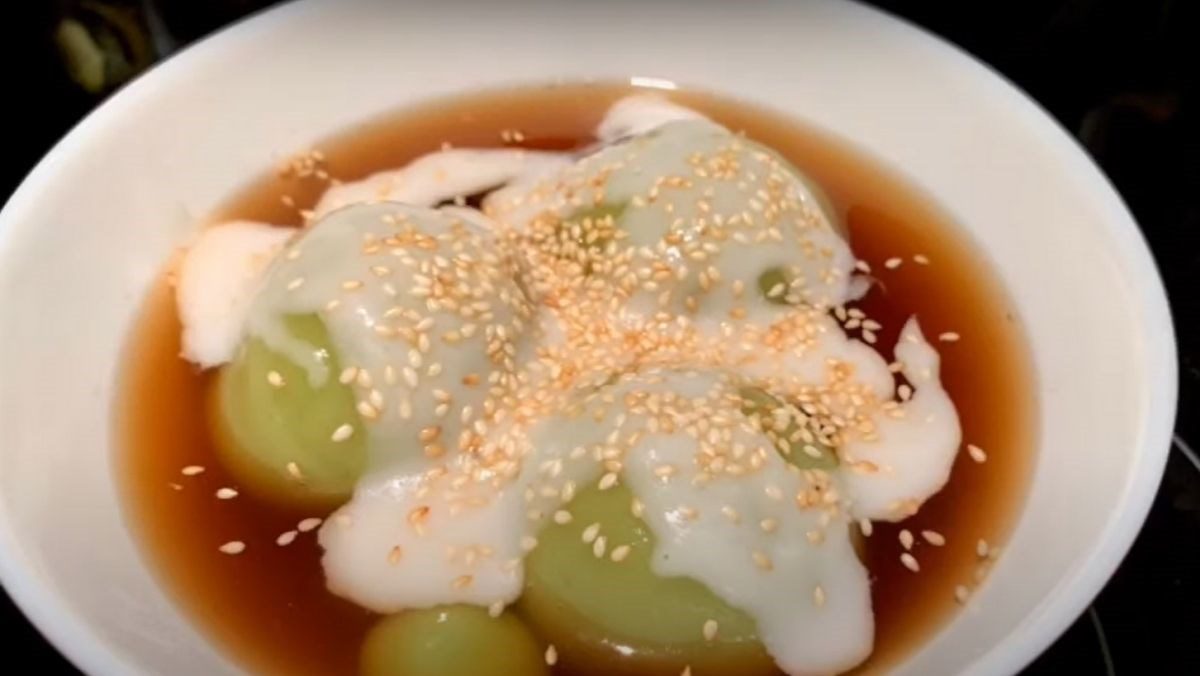 Sticky rice dumplings with pandan leaves and mung bean filling