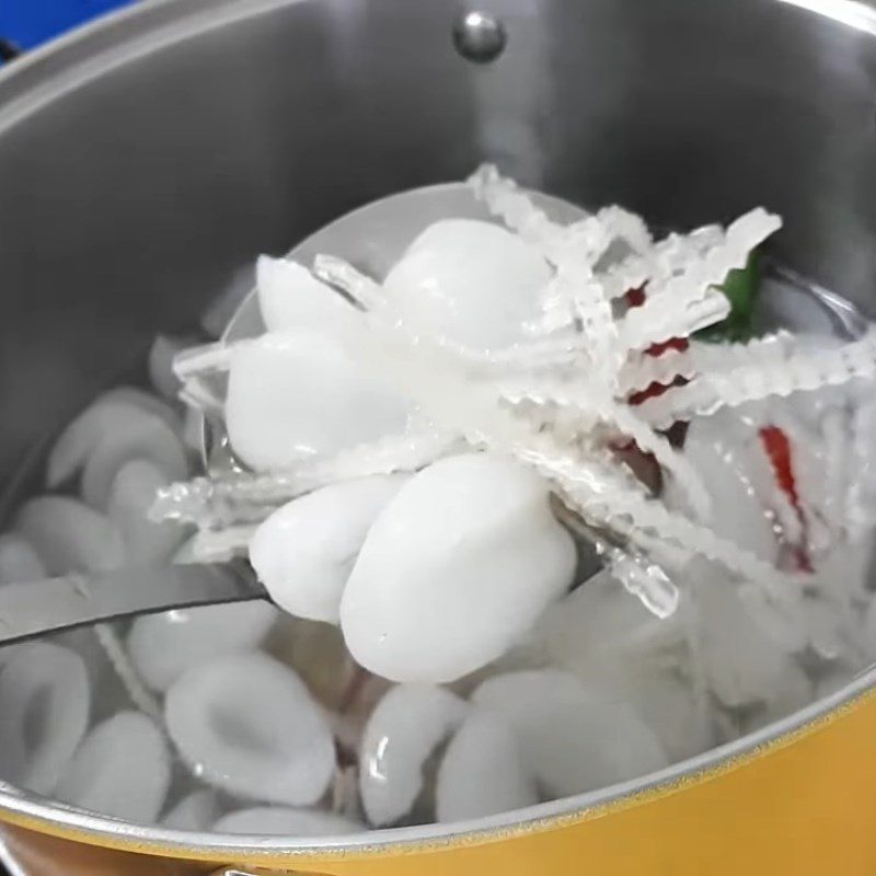 Step 4 Cook the dessert for coconut water dessert