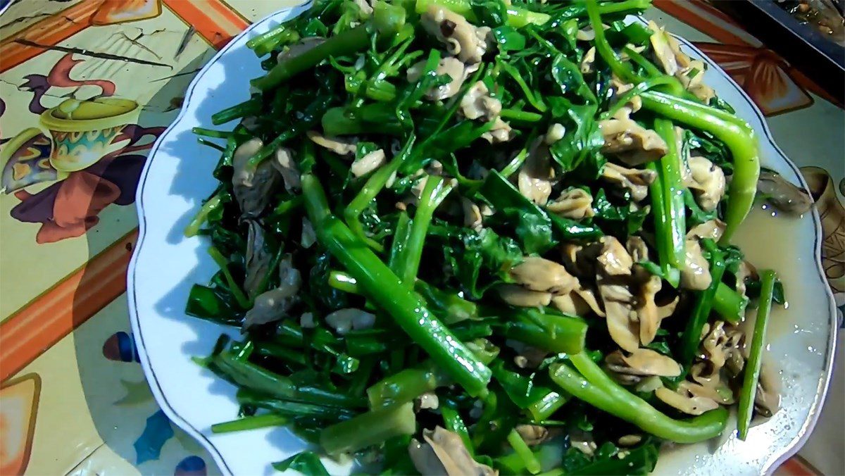 Stir-fried clams with celery