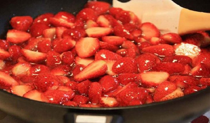 Step 3 Cook the strawberry jam for Chewy Strawberry Jam