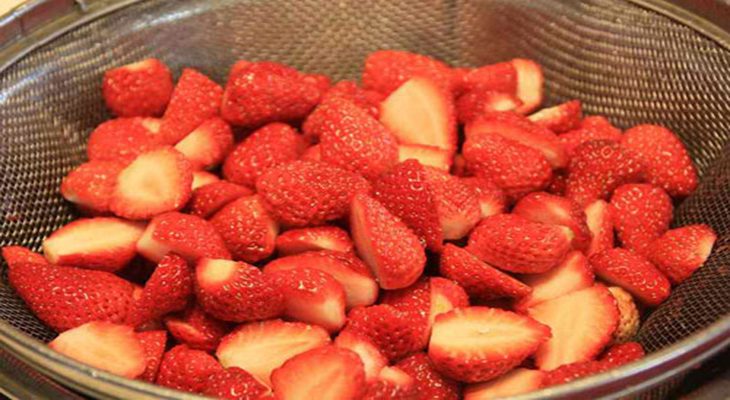 Step 1 Prepare the ingredients for Chewy Strawberry Jam